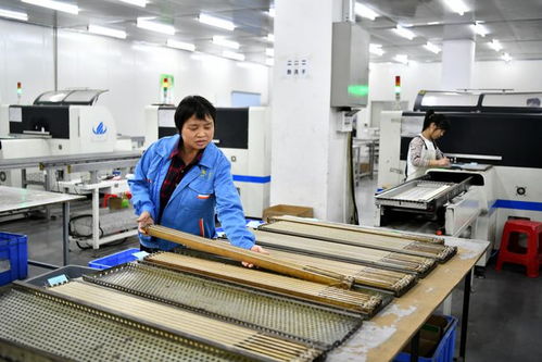 社会 1 江西上犹 光电科技产业稳就业助脱贫